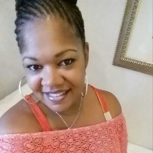 Meet your Posher, Tee